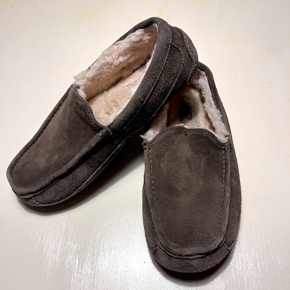 Mens Ascot Suede Ugg Slippers. Size 9